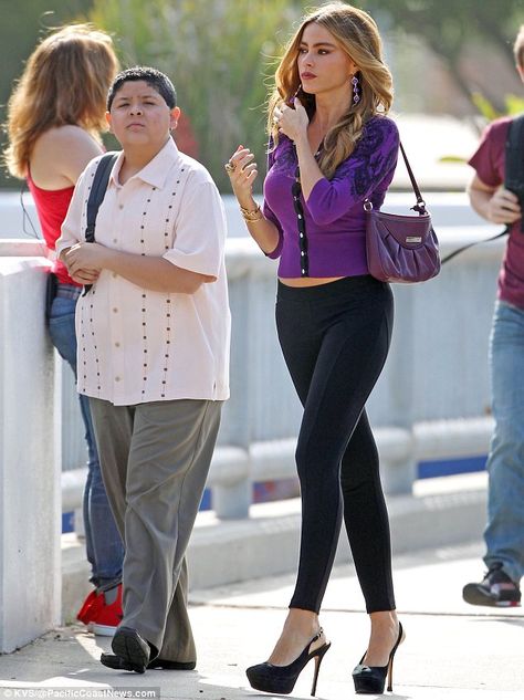 Sofia Vergara long legs in black legging and towering high heels on the set of Modern Family Modern Family Gloria Sofia Vergara Outfits, Gloria Pritchett Season 1, Latina Mom Outfits, Modern Family Gloria Sofia Vergara, Gloria Pritchett Aesthetic, Gloria Modern Family Hair, Sophia Vergara Outfits, Gloria Modern Family Outfits, Gloria Pritchett Outfits