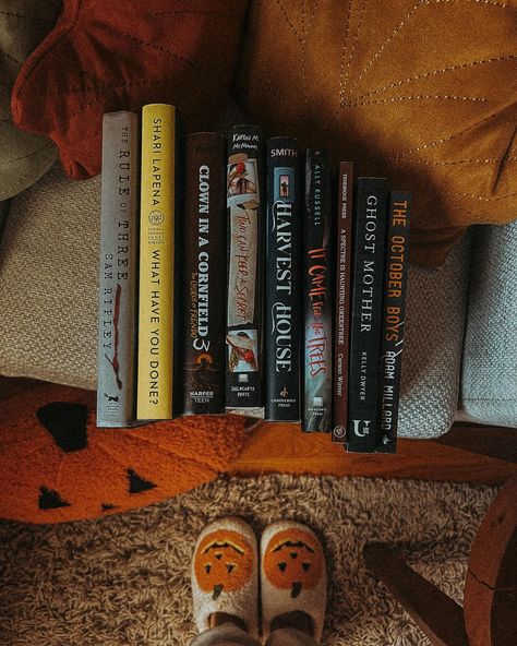 Mina | August Wrap-up 🍂🎃 August was such a fun reading month for me, and an end to summer and start to my Fall reading. I read sooo many spooky… | Instagram Fall Summer Aesthetic, Summer Fall Aesthetic, Nostalgic Fall, October Reading, October Vibes, Reading Month, Fall Boards, Fall Mood Board, Fall Reading