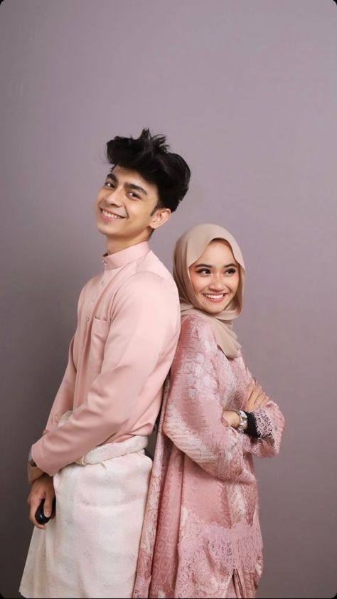 Poto Studio, Adat Melayu, Couple Ootd, Ootd Couple, Malay Wedding Dress, Ootd Poses, Studio Photoshoot Ideas, Studio Poses, Eid Outfits