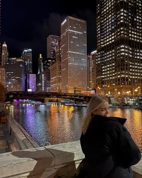 Chicago Nightlife Aesthetic, Chicago Aesthetic Outfits Winter, Chicago Birthday Ideas, Chicago Picture Ideas Winter, Chicago Aesthetic Winter, Chicago Fall Aesthetic, Chicago Girl Aesthetic, Chicago Christmas Aesthetic, Chicago Night Out Outfit