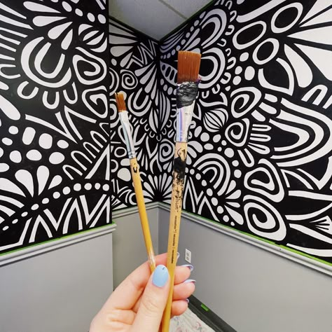 Sharpie Mural, Garage Mural Ideas, Diy Wall Mural, Wall Pattern Diy, Simple Wall Paintings, Doodle Wall, Diy Mural, Wall Murals Diy, Diy Room Decor For Teens