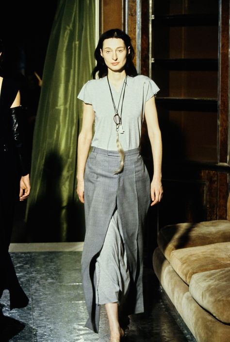 Maison Margiela Spring 1999 Ready-to-Wear https://www.vogue.com/fashion-shows/spring-1999-ready-to-wear/maison-martin-margiela/slideshow/collection#4 1999 Fashion, Margiela Archive, Gwendolyn Christie, Vintage Gallery, Foxy Brown, Anti Fashion, Grunge Shirt, 1990s Fashion, Outfit Trends