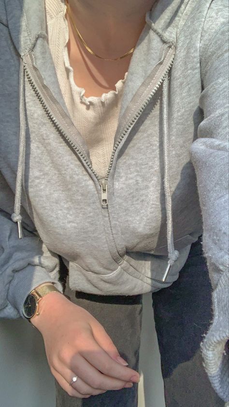 Gray Zip Up Jacket Outfit, Cropped Gray Jacket Outfit, Zip Ip Outfit, Black Zipup Hoodie Outfit Aesthetic, Grey Zipup Outfit, White Zip Up Hoodie Outfit Aesthetic, Grey Zipup Hoodie Outfit, Gray Cropped Hoodie Outfit, Grey Zip Up Hoodie Outfit Aesthetic