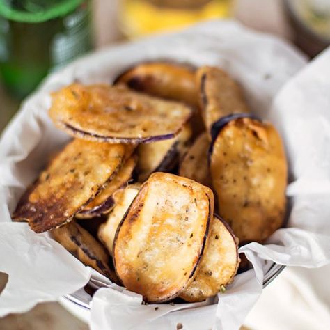 Perfect appetizer! Crispy fried eggplant slices with Greek dill yogurt Fried Eggplant Recipes, Eggplant Appetizer, Greek Fries, Aubergine Recipe, Crispy Eggplant, Fried Eggplant, Veggie Fries, Eggplant Recipe, Appetizers Recipes