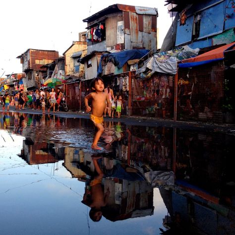 PHOTO OF THE DAY: Philippines: an image of overcoming, in the slums of Tondo, Manila. || Take Action: support our work among the children of the Philippines by shopping Amazon through our link, 7% of your purchase goes to our programs:  http://amazon.peacegospel.org || Raise Awareness: please like & repin! Tondo Manila Streets, Urban Hell, Philippine History, The Slums, Touching Photos, Philippines Culture, Filipino Culture, Painting Competition, Photography Themes