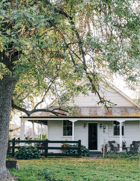 Dunmore Farm – A Idyllic Country Getaway In Victoria's High Country Country Farmhouse Exterior, Room Ideas For Men, Cozy Room Ideas, Vibey Apartment, Room Ideas For Men Bedroom, Heirloom Portraits, Baddie Apartment Ideas, Baddie Apartment, Men Bedroom