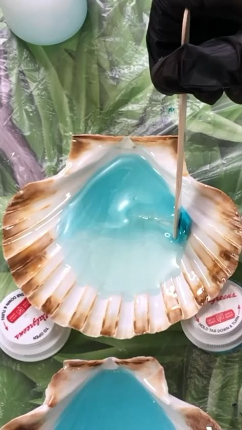 Resin Shell Art, How To Use Resin, Resin Paperweights, Resin Ideas Diy, Oyster Shells Decor, Resin Waves, Beach Crafts Diy, Seashell Art Diy, Orishas Yoruba