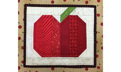 This Scrappy Mug Rug Is Bound to Be the Apple of Your Eye Rail Fence Quilt, Mug Rug Tutorial, Mug Rug Patterns, Quilted Table Runners Patterns, Cute Coasters, Diy Mugs, Sampler Quilts, Traditional Quilts, Family Crafts