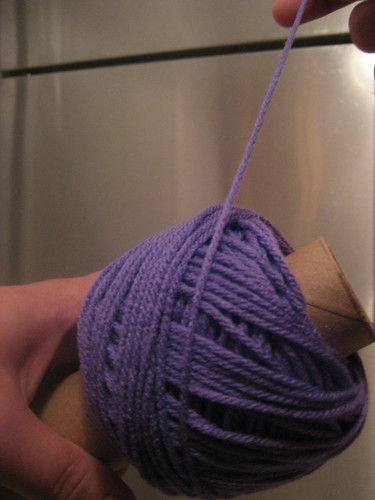 knits with balls: How to make a center pull ball Winding Yarn, Yarn Holder, Confection Au Crochet, Ball Of Yarn, Knitting Tips, Crochet Tips, Yarn Cake, Knitting Instructions, Kitchen Roll