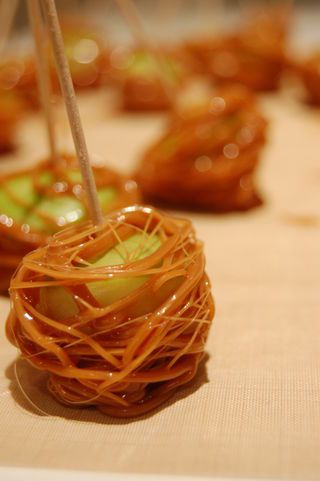 mini caramel apples, using a melon baller Exotic Desserts, Caramel Apple Bites, Apple Food, Apple Bites, Entertaining Desserts, Mini Caramel Apples, Candy Maker, Apple Bite, Gooey Caramel