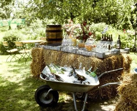 Hay bale serving table and drinks that are actually kid level in a wheel barrow ...love. Hay Bale Ideas, Hay Bale Wedding, Wedding Drink Bar, Rustic Wedding Seating, Deco Champetre, Rustic Outdoor Wedding, Drink Bar, Hay Bales, Serving Table