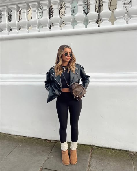 Leggings Going Out Outfit, All Black Athleisure Outfit, Flare Leggings Outfit Winter, College Tops, Edgy Winter Outfits, Outfit Ugg, Short Ugg, December Outfits, Leggings Winter