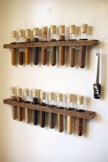 DIY Spice racks... LOVE it!! Looks like potions ingredients you might find in Snape's Secret Stash!!! Test Tube Spice Rack, Décor Steampunk, Diy Spice Rack, Diy Spices, Steampunk Decor, Quirky Decor, Decoration Originale, Diy Interior, Saving Ideas