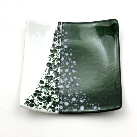 Dress up your home with a beautiful new fused glass plate. I combined a sparkly aventurine green glass with white glass and created a splatter pattern with green and white glass pieces that resembles a free form Christmas Tree. The Christmas Tree splatter pattern is subtle enough to use the dish year round too! It is beautiful enough to display, or use it for a serving dish or candy dish. The plate measures approximately 6 13/8 inches square and 1 3/8 inches tall. This beautiful Christmas plate Fused Glass Gingerbread House, Fused Glass Christmas Plates, Christmas Fused Glass Ideas, Fused Glass Plates Bowls, Sushi Plates, Fused Glass Christmas, Fused Glass Dishes, Fused Glass Bowl, Fused Glass Plates