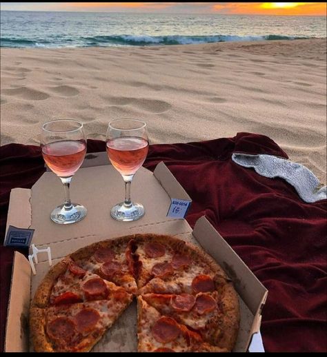 BYKIKI on Instagram: “Date goals 😍 ⠀ ⠀ ⠀ ⠀ ⠀ ⠀ ⠀ ⠀ ⠀ ⠀ ⠀ ⠀ ⠀ ⠀ ⠀ ⠀ ⠀ ⠀ ⠀ ⠀ ⠀ ⠀ ⠀ ⠀ ⠀ ⠀ ⠀ ⠀ #datenight #beachvibes #pizza #sunset #launchingsoon #launchday…” Pizza On The Beach, Beach Date, Meals Healthy, Pizza Food, Disney Instagram, Beach Night, Tools Kitchen, Illustration Food, Street Fashion Photography