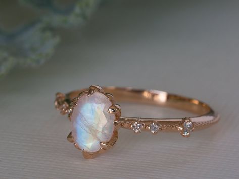 Rose Gold Moonstone Ring, Moonstone Wedding Ring, Rainbow Moonstone Engagement Ring, Moonstone Engagement Ring Rose Gold, Unique Ring Designs, Gold Moonstone Ring, Pretty Engagement Rings, Gorgeous Rings, Rainbow Vintage