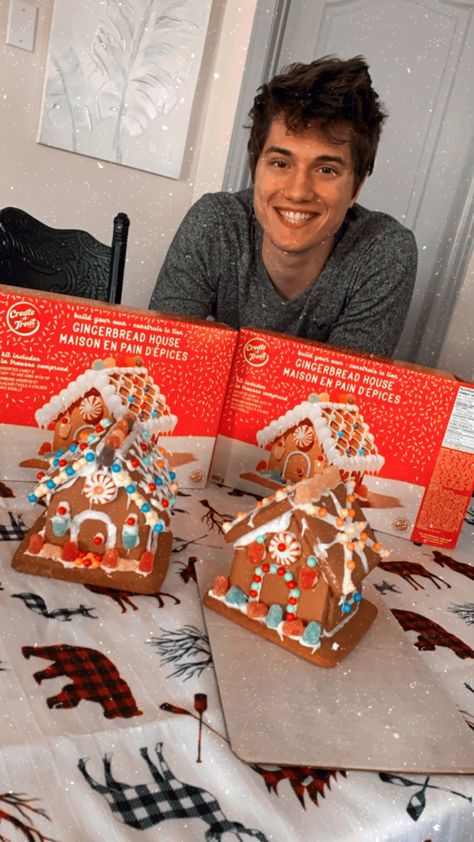 Date Ideas For Christmas Time, Couple Gingerbread House Pictures, Xmas Bf Gifts, Holidays Couple Goals, Double Date Ideas Winter, Date Ideas Aesthetic Winter, Christmas With Boyfriend Aesthetic, Christmas Activities Couples, Christmas Crafts For Couples