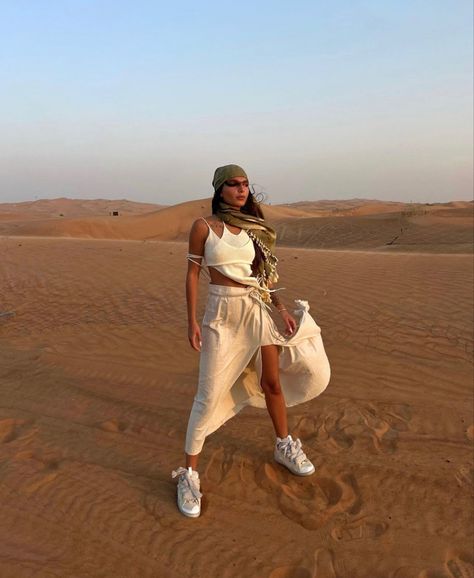 Dessert Outfit Dubai, Sahara Desert Outfit, Egypt Photo Ideas, Concert Inspo Outfit, Desert Safari Outfit, Marrakech Outfit, Dessert Outfit, Dubai Ootd, Egypt Outfit