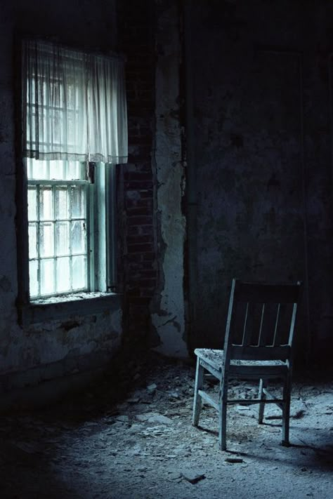 Chair in patient bedroom, shot by moonlight, Taunton State Hospital, 2006. Photo by Ian Ference at Kingston Lounge Angel Stories, Brooklyn Navy Yard, Abandoned Asylums, Insane Asylum, Haunted Places, Foto Art, Dark Photography, Abandoned Buildings, Abandoned Houses