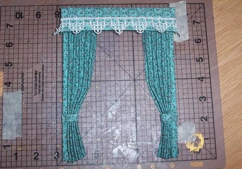 Learn to make dolls house curtains with Elwendell aka Artist Vanessa Parry House Curtains, Doll House Curtains, Dollhouse Decorating, Dollhouse Tutorials, Dollhouse Miniature Tutorials, Doll Furniture Diy, Mini Doll House, Dollhouse Miniatures Diy, Dolls House Interiors