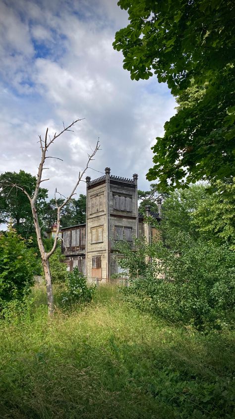 Old castle abandoned dark house darkcore aesthetic Abandoned Field, Old Castle, Abandoned Things, Forgotten Places, Grassy Field, Abandoned Castles, In The Forest, Abandoned Places, Places Around The World