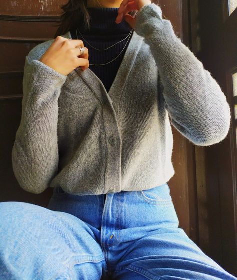 Turtle neck and button up sweater. Turtle Neck Button Up Outfit, Button Up Under Sweater, Turtle Neck Outfit Women, Winter Street Style, Turtleneck Outfit, 2024 Outfits, Winter Street, Work Chic, Button Up Sweater