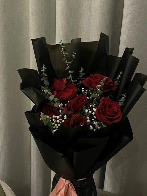 Dark Rose Wedding Bouquet, Black Bouquet Aesthetic, Dark Roses Bouquet, Red Roses Black Bouquet, Dark Flower Bouquet Aesthetic, Gothic Bouquet Of Flowers, Black Red Bouquet, Black Rose Bouquet Aesthetic, Bouket Flowers Roses