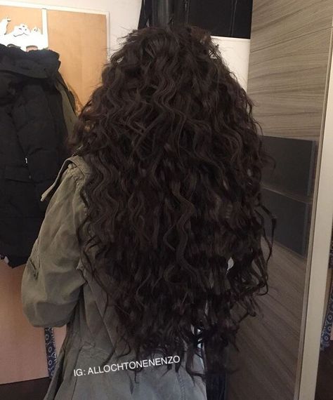 Curly Long Natural Hair, Dark Brown Curly Hair Aesthetic, Natural Curly Long Hair, Curly Arab Hair, Dark Curly Hair Aesthetic, Long Dark Brown Curly Hair, Long Naturally Wavy Hair, Wavy Hair Long Layers, Long Curly Hair Women