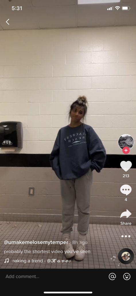 Highschool Outfits Sweatpants, Comphy Outfits For School, Preppy Sweatpants Outfit, Cute Sweatpants Outfit For School, Bummy Outfits For School Lazy Days, 10th Grade Outfits, Chill Outfits For School Lazy Days, Casual School Outfits Lazy Days, Comfy School Fits