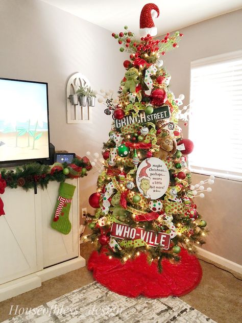 Dr Seuss Christmas Tree Ideas, Easy Grinch Tree Ideas, Grinch Theme Tree, Dr Suess Christmas Tree, Grinch Inspired Christmas Tree, Christmas Tree Ideas Grinch, Christmas Tree Grinch Theme, Simple Grinch Christmas Tree, Grinch Christmas Decorations Trees