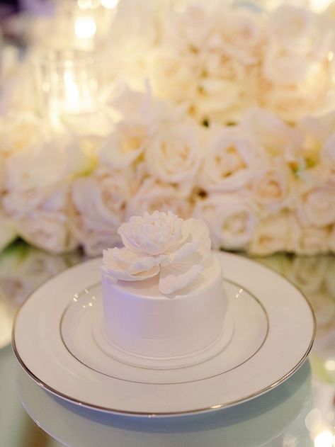 Small white individual wedding cake on a dessert plate with sugar flower on top of cake. Individual Wedding Cakes, Wedding Cake Boxes, Mini Wedding Cakes, Barcelona Wedding, Bridal Trends, White Cakes, Wedding Treats, Cake Packaging, Mini Wedding