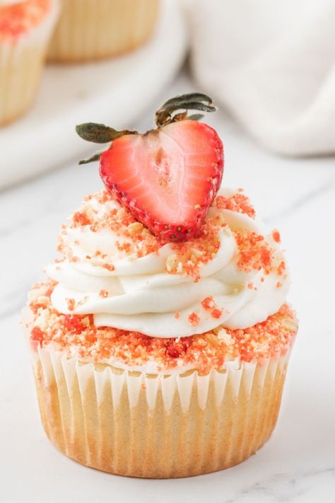 These Strawberry Crunch Cupcakes are topped with a crunchy strawberry crunch topping made from golden Oreos and strawberry jello powder with a fresh strawberry on top. Strawberry Crumble Cupcakes, Strawberry Crunch Cookies, Strawberry Crunch Ice Cream, Strawberry Crunch Cupcakes, Dessert Painting, Best Biscuit Recipe, Cake Treats, Heart Desserts, Strawberry Crumble