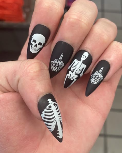 Black Nails With Skulls Art Designs, Scull On Nails, Skull Nails Art, Skull Nails Acrylic, Black Skull Nails, Nails With Skulls, Emo Nail Designs, Black Emo Nails, Skull Nail Designs