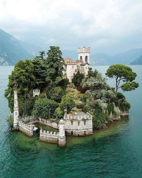 Lake Iseo, Bathroom Decoration, Beautiful Castles, A Castle, Small Island, Beautiful Buildings, Beautiful Places To Visit, Pretty Places, Abandoned Places