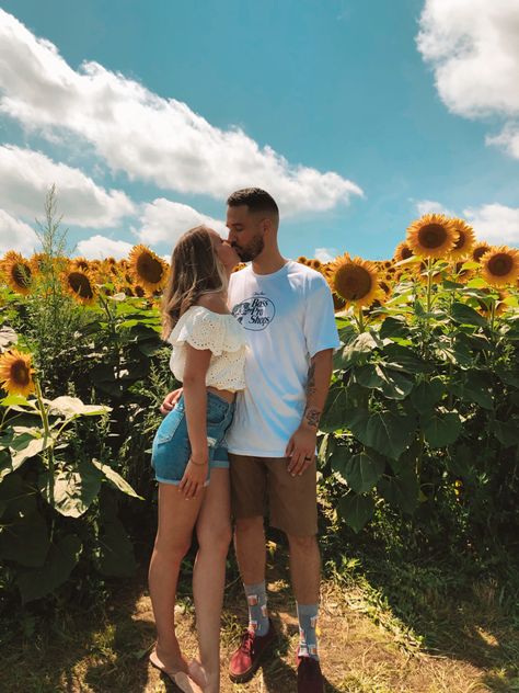 Sunflower Field Photoshoot Outfits, Field Photoshoot Outfits, Summer Couple Pictures, Sunflower Field Photoshoot, Photoshoot Male, Dobro Veče, Sunflower Photoshoot, Outfits Male, Couple Shoots