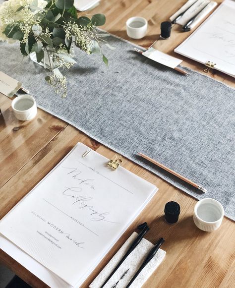 Calligraphy Workshop, Architecture Design Concept, Painted Table, Modern Calligraphy, Flower Shop, Art Classes, Master Class, Hand Lettering, Concept Design