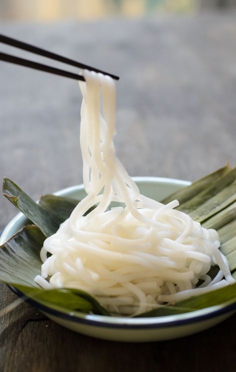 Homemade Rice Noodles Recipe, Laksa Noodles, Phillips Pasta Maker, Singapore Rice Noodles, Noodle Recipes Homemade, Rice Flour Recipes, Rice Noodle Recipes, Noodle Dinner, Homemade Pasta Recipe