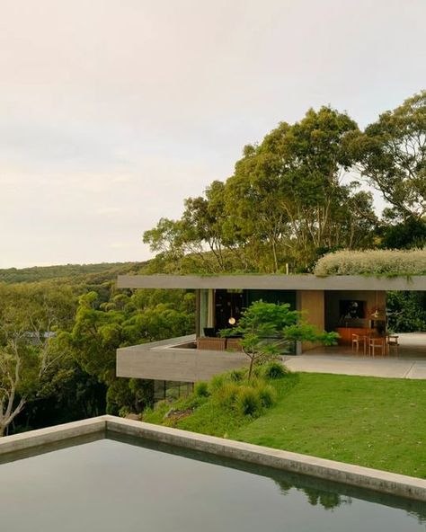 Concrete Plates, Lovely Houses, Atrium House, Architectural Concrete, Australian Style, Hillside House, Arch House, Concrete Houses, Concrete Texture