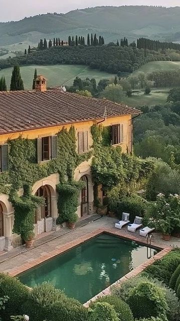 Italian Lake House, Italian Styled Houses, Italian Modern Architecture, Home In Italy, Rich Italian House, Italian Country Side House, Italian Estate, House In Italy Aesthetic, Italian Aesthetic House