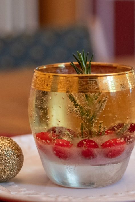 The Snow Globe Cocktail - How To Make The Festive Drink That Everyone's Talking About - Holiday Magic Hub Snow Globe Drink Ideas, Snow Globe Margarita, Snow Globe Cocktail Recipe, Christmas Snowglobe Cocktail, Christmas Snow Globe Cocktail, Snow Globe Drink, Snow Globe Cocktail, Snowglobe Cocktail, White Wine Spritzer