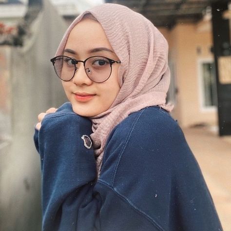 ON GOING FOLLOW SEBELUM MEMBACA YA PREN🔥 ⚠️mengandung kata-kata ka… #fiksiremaja # Fiksi remaja # amreading # books # wattpad Photochromic Glasses, Street Hijab Fashion, Casual Hijab, Casual Hijab Outfit, Hijabi Outfits Casual, Hijab Chic, Hijabi Outfits, Hijabi Fashion, Blue Ray