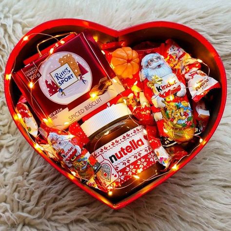 Happy New Year Gift Box Ideas, Nutella Gift Ideas, New Year Gift Box Ideas, New Years Presents Ideas, Nutella Gifts, Childrens Christmas Gifts, Happy New Year Gift, Present Box, Easy Diy Christmas Gifts