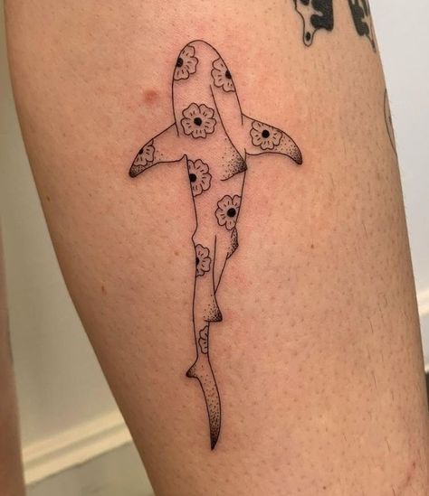 Unique Ocean Tattoos For Women, Shark Flower Tattoo, Cute Shark Tattoo, Ocean Life Tattoos, Hai Tattoo, Horrible Tattoos, Master Tattoo, Shark Tattoo, Shark Tattoos