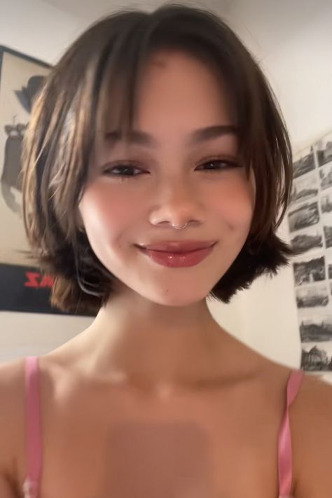 Short Hairstyle Feminine, Cute Bob With Curtain Bangs, Very Straight Hair Hairstyles, Short Graduation Hairstyles, Laney Boggs Haircut, Chin Length Hair Bangs, Layered Chin Length Hair, Bob Asian Hair, Short Bob No Bangs