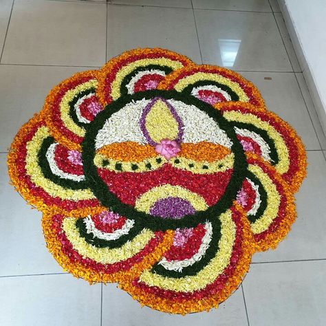 Coloured Rice Rangoli, Rangoli With Flowers Petals, Flower Rangoli Designs Ideas Beautiful, Real Flower Rangoli Designs, Real Flower Rangoli, Rangoli Designs With Flowers Petals, Flower Rangoli Designs Creativity, Colour Rangoli Designs, Onam Pookalam Design