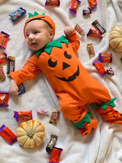 Infant Photoshoot Ideas Halloween, 5 Month Halloween Photoshoot, 6 Months Halloween Pictures, Halloween Theme Newborn Photos, Newborn Halloween Picture Ideas, Halloween Pictures For Babies, Halloween Photo Ideas For Baby, Babies 1st Halloween, First Halloween Photo Ideas