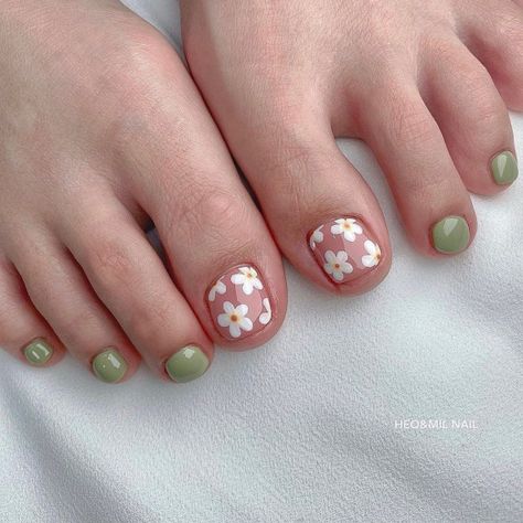 Natural Toe Nails, Cute Pedicure Designs, Green Toe Nails, Toe Nail Art Designs, Toe Art Designs, Flower Toe Nails, Pedicure Designs Summer, Simple Toe Nails, Feet Nail Design