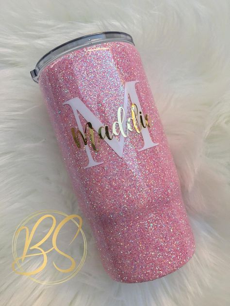 Monogram Tumbler Cups, Pink Glitter Epoxy Tumbler, Sparkly Tumbler Cups, Personalized Tumblers Vinyl Decals, Copo Starbucks, Pink Glitter Tumbler, Bee Positive, Tumbler Inspiration, Beach Cups