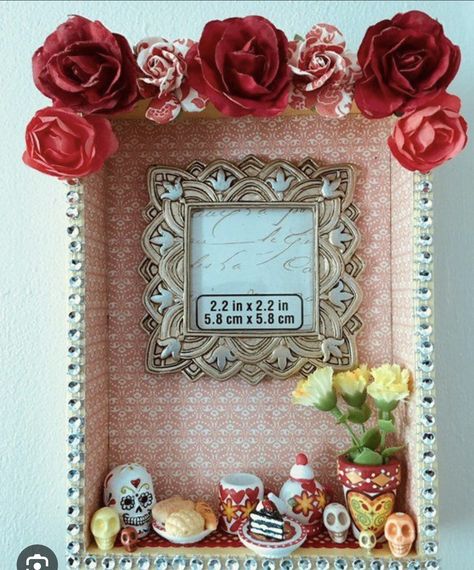 Ofrenda Project, Red Paper Flowers, Dia De Los Muertos Party Ideas, Dia De Los Muertos Decorations Ideas, Box Diorama, Shrines Art, Mini Photo Frames, Mexican Bag, Zen Room