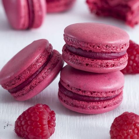 Macaroon Filling, Raspberry Macaroons, Raspberry Macarons, Cooking Decorating, Chocolate And Raspberry, Chocolate Macaron, Macaron Flavors, Macaron Cookies, Italian Meringue